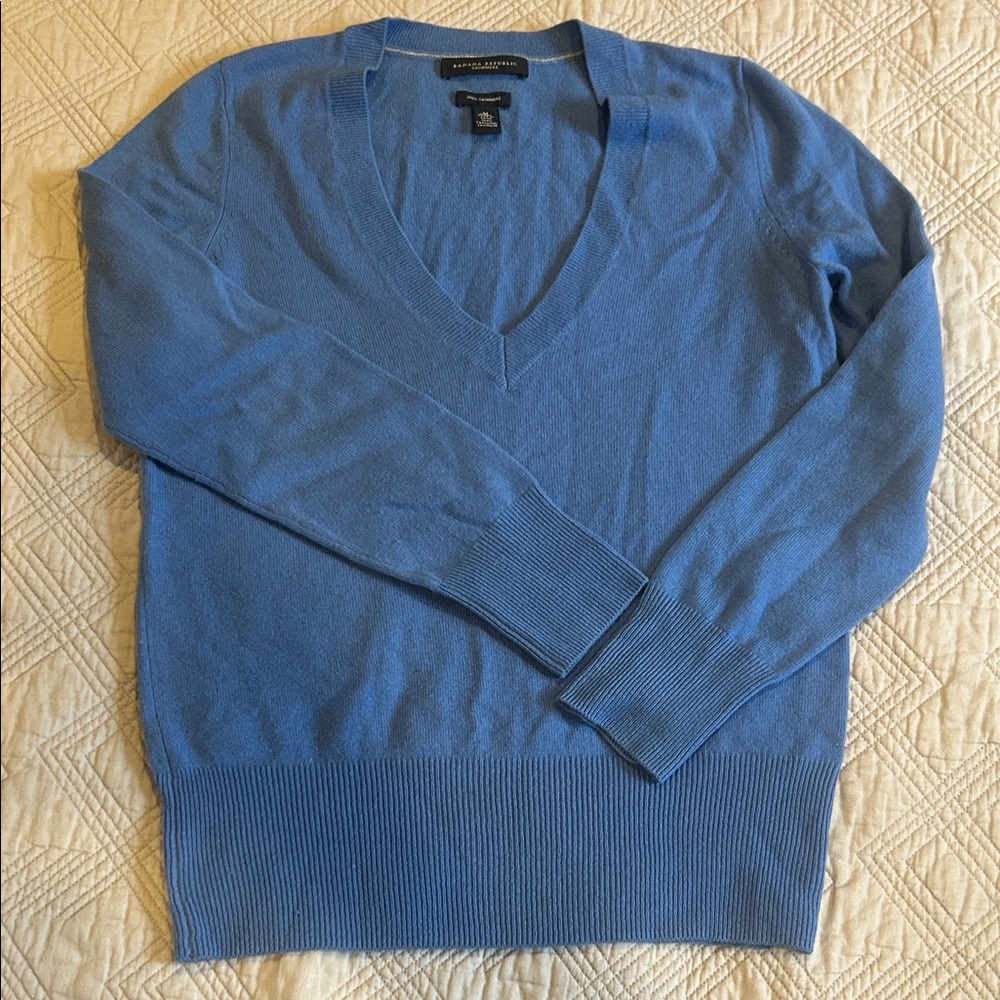 Banana republic cashmere medium Blue V-Neck Sweater